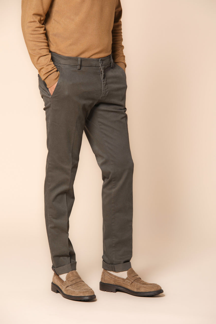 Milano pantalon chino homme en gabardine stretch coupe extra slim ①.