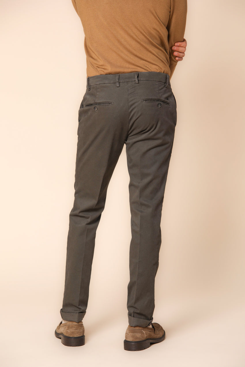 Milano pantalon chino homme en gabardine stretch coupe extra slim ①.