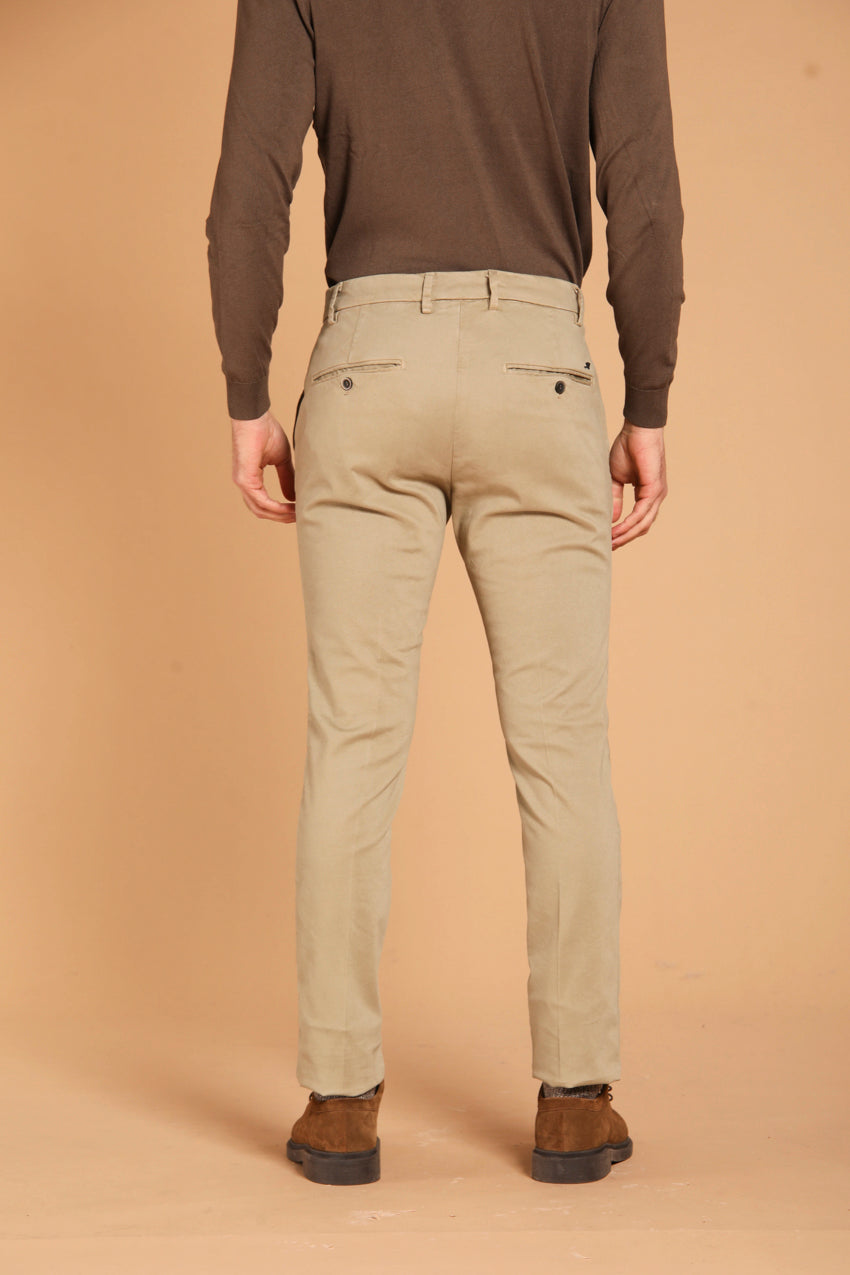 immagine 5 di pantalone chino uomo modello Milano Style in gabardina stretch, di colore kaki, fit extra slim di Mason's