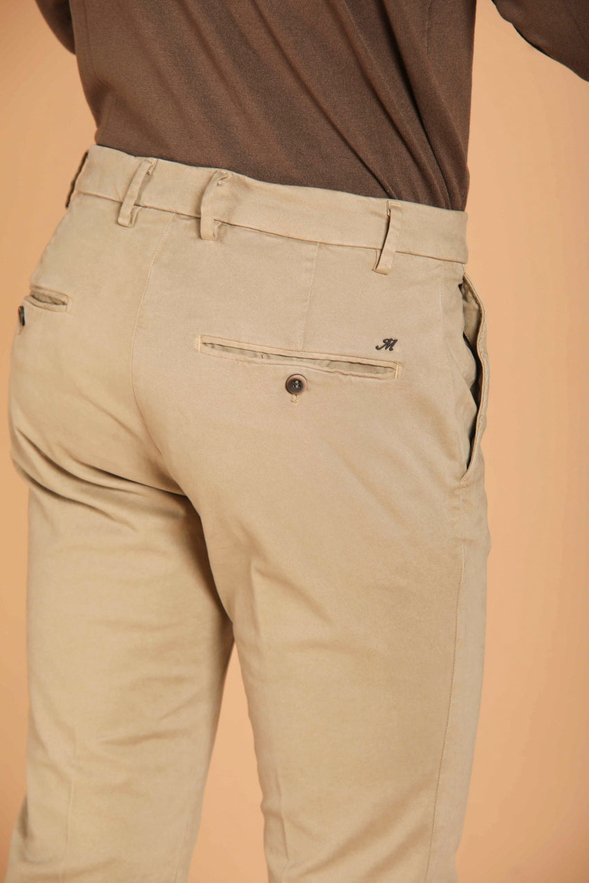 immagine 4 di pantalone chino uomo modello Milano Style in gabardina stretch, di colore kaki, fit extra slim di Mason's