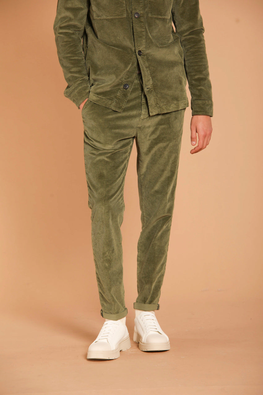 immagine 2 di pantalne chino uomo in velluto modello Osaka Style, di colore verde militare carrot fit di Mason's