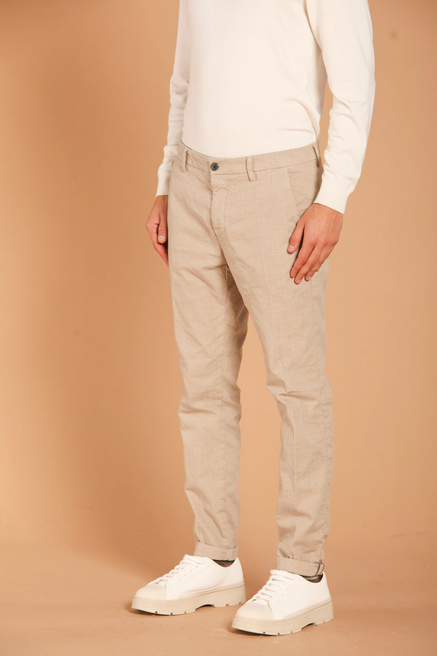 immagine 3 di pantalone chino uomo modello Osaka Style con pattern galles, di colore ghiaccio, fit carrot di Mason's