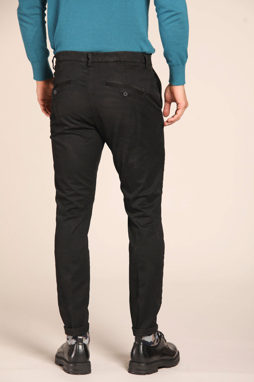 immagine 4 di pantalone chino uomo modello Osaka Style in nero, carrot fit di Mason's