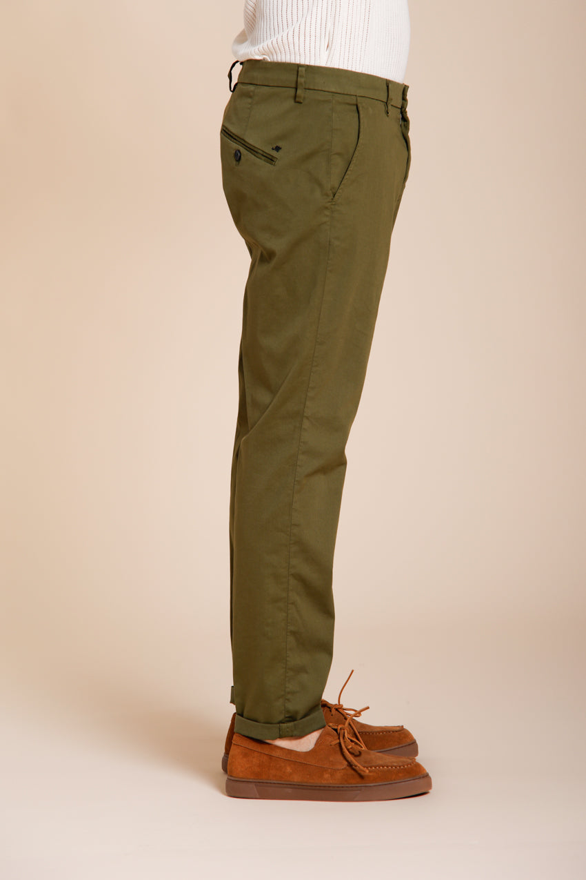 Osaka pantalone chino uomo in tricotina fine di cotone e lyocell carrot fit