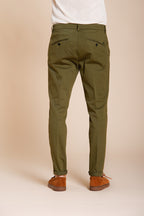 Osaka pantalone chino uomo in tricotina fine di cotone e lyocell carrot fit