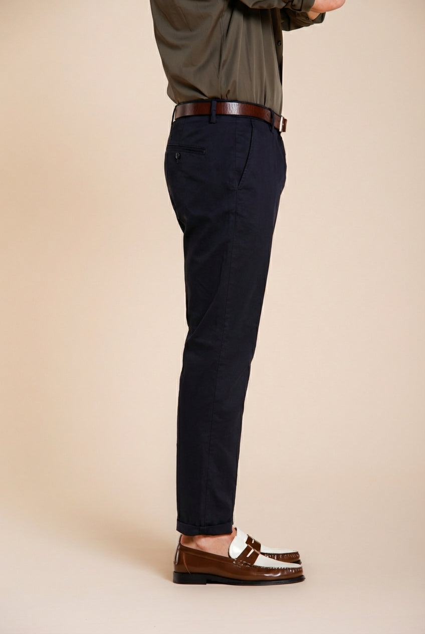 Osaka pantalone chino uomo in tricotina fine di cotone e lyocell carrot fit