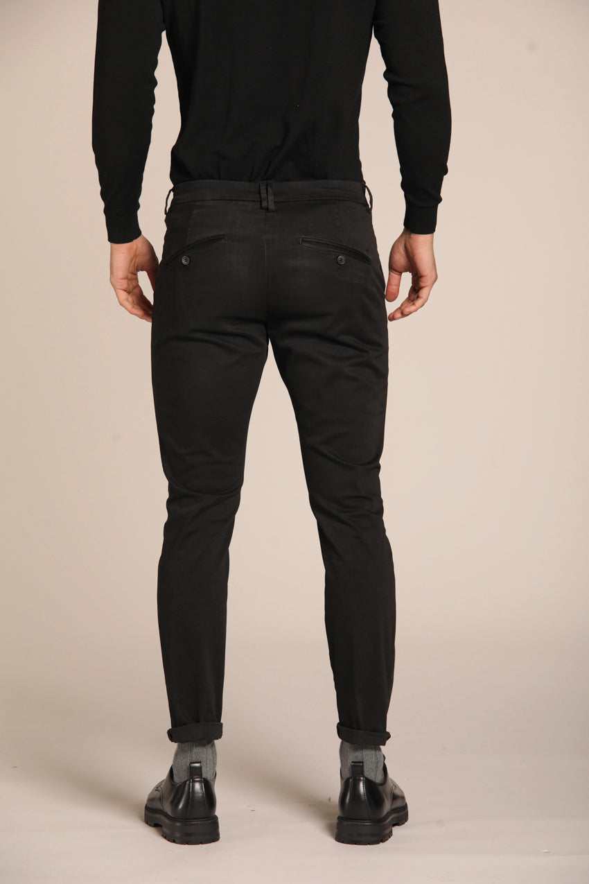 immagine 5 di pantalone chino uomo modello Osaka 1Pinces, di colore nero, fit carrot di Mason's