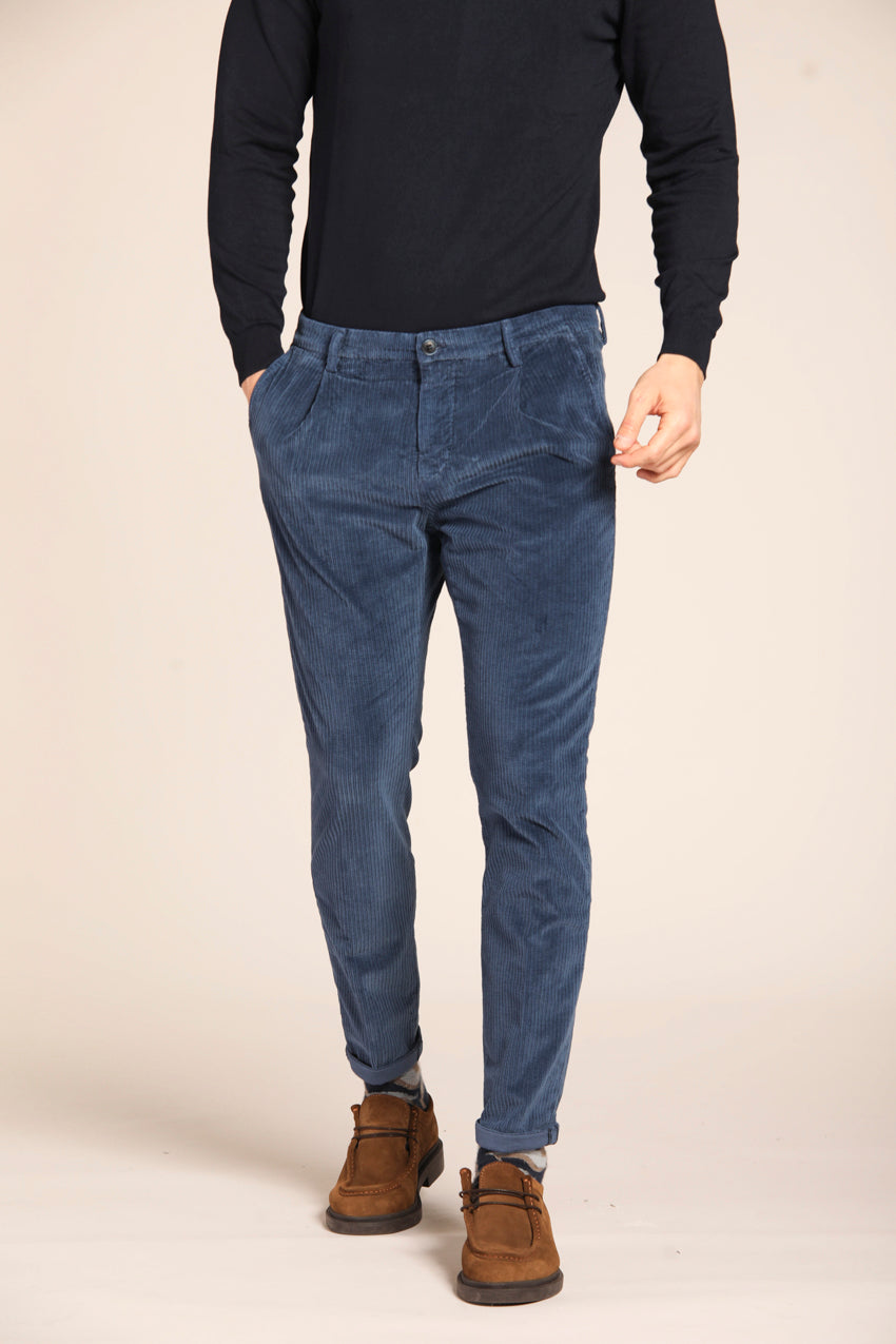 immagine 2 di pantalone chino uomo modello Osaka 1Pinces, in velluto costa francia, di colore blu navy, fit carrot di Mason's