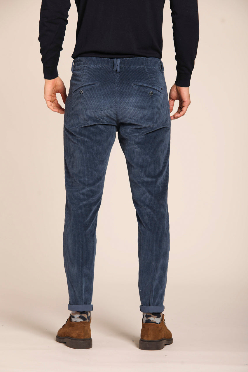 immagine 5 di pantalone chino uomo modello Osaka 1Pinces, in velluto costa francia, di colore blu navy, fit carrot di Mason's