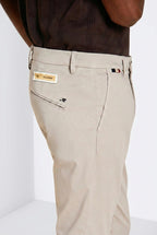 Osaka 1 Pinces pantalon chino homme en satin de coton et soie carrot fit ①