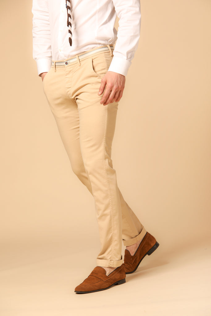 Image 3 de pantalon chino homme modèle Torino Summer de couleur kaki foncé, coupe slim de Mason's