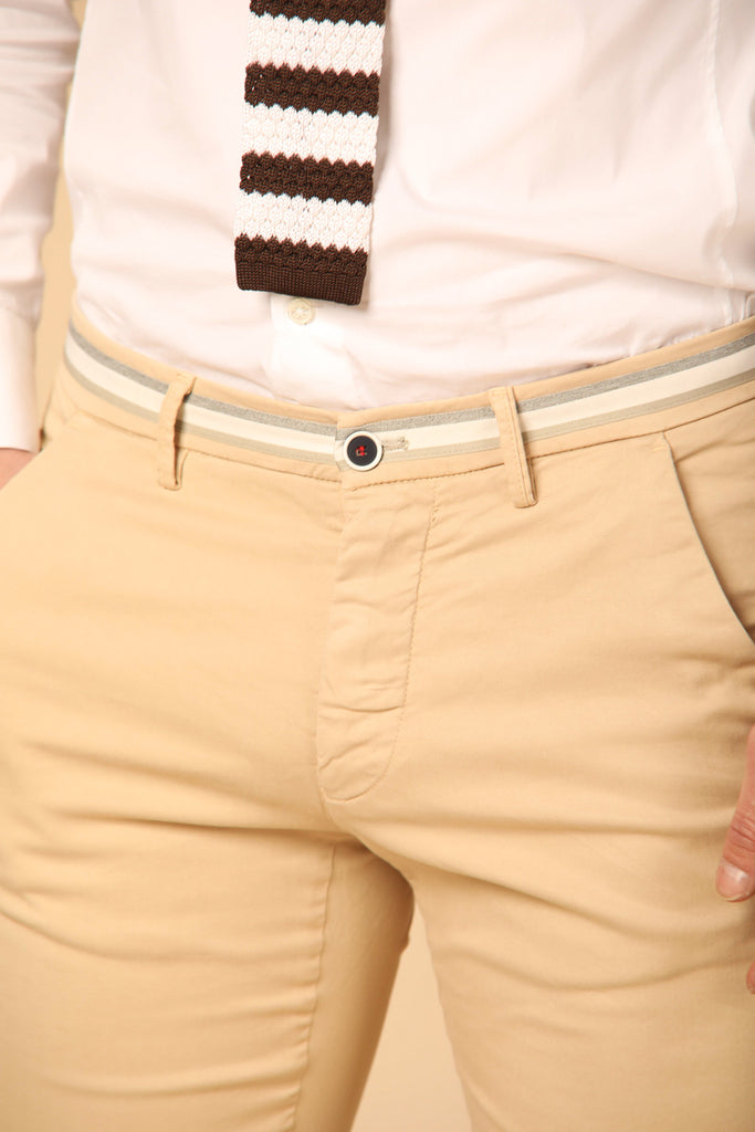 Image 4 de pantalon chino homme modèle Torino Summer de couleur kaki foncé, coupe slim de Mason's