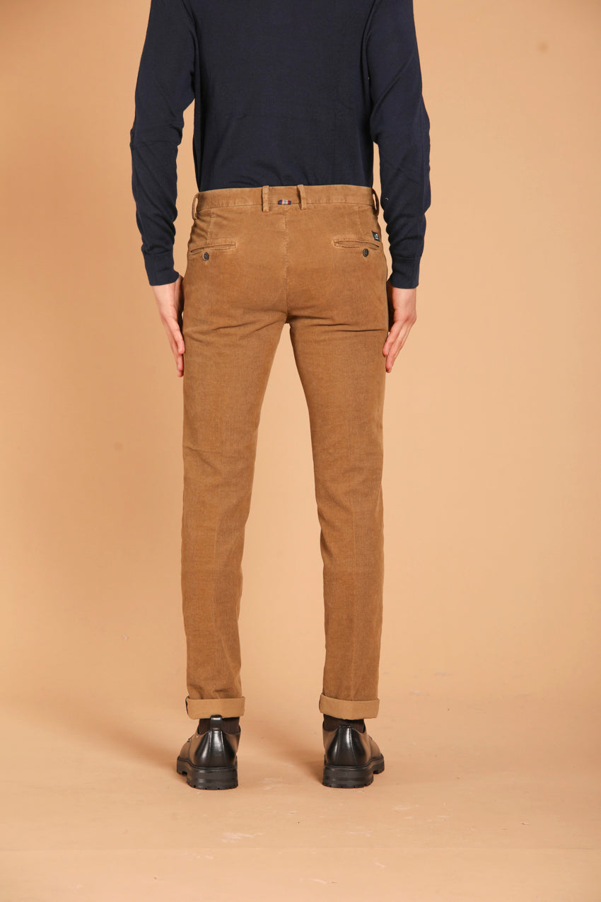 immagine 5 di pantalone chino uomo modello Torino Style, in velluto 1500 righe, di colore biscotto, fit slim di mason's