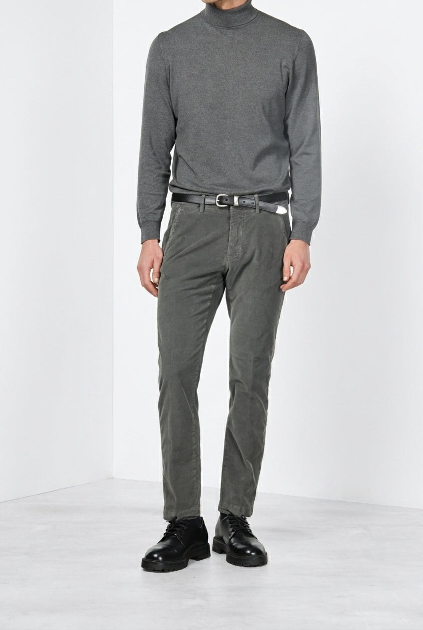 Torino Chinohose für Herren aus 1000-Rippen-Feincord, Slim Fit ①