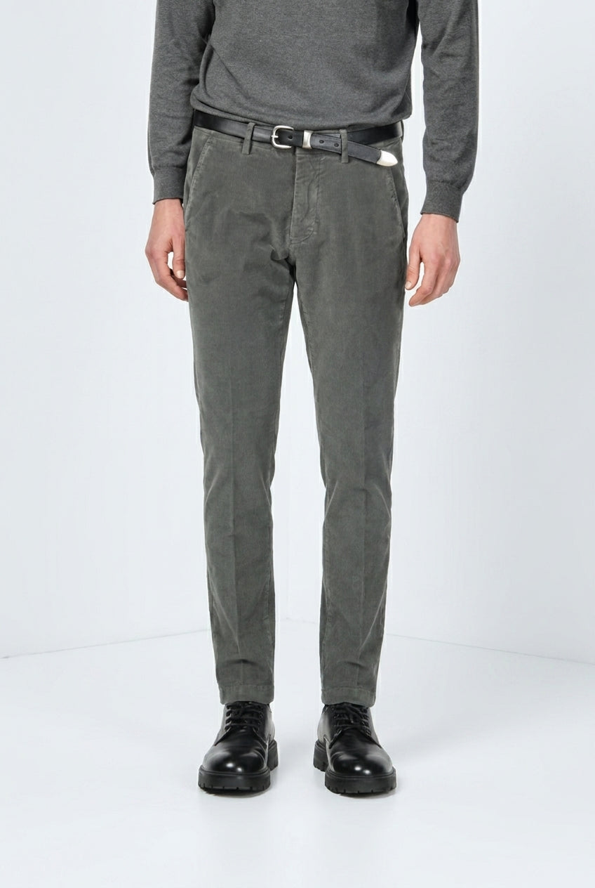 Torino Chinohose für Herren aus 1000-Rippen-Feincord, Slim Fit ①