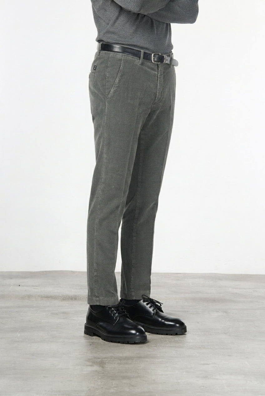 Torino Chinohose für Herren aus 1000-Rippen-Feincord, Slim Fit ①