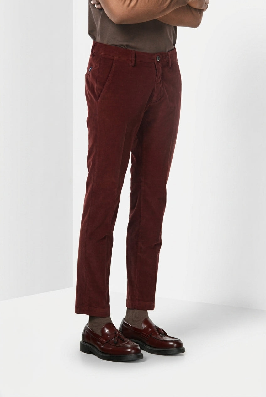 Torino Chinohose für Herren aus 1000-Rippen-Feincord, Slim Fit ①