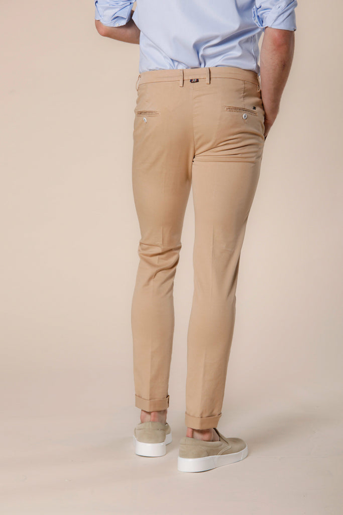 Image 3 de pantalon chino homme en sergé de coton et tencel kaki foncé Torino Summer Color model par Mason's