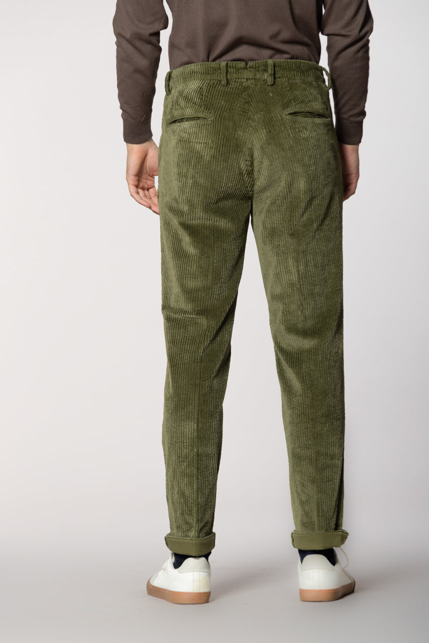 Jeune Homme Noir Moderne En Tenue Décontractée. Look élégant à La Mode Jeune Homme Noir Moderne En Tenue Décontractée. Look élégant à La Mode