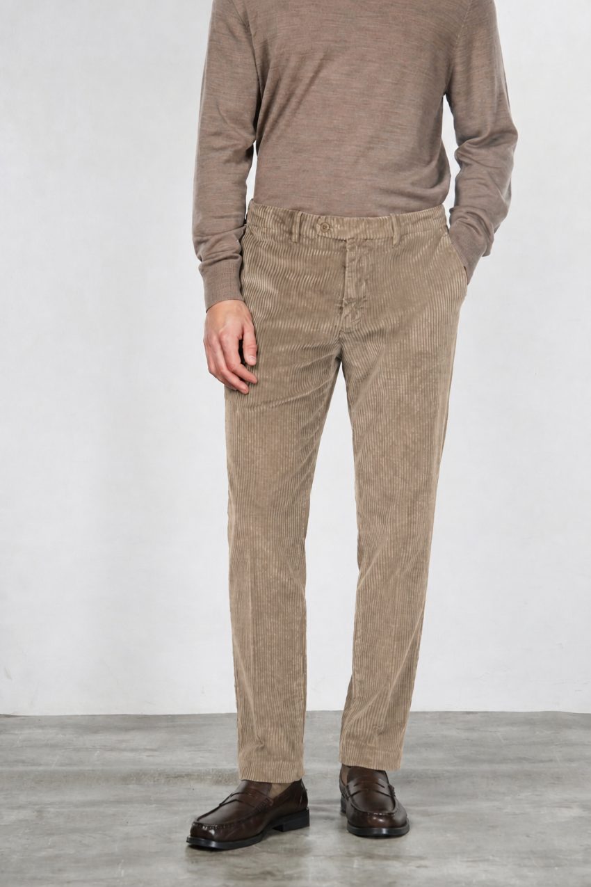Paris men’s chino pants in wide-wale velvet with carrot fit

