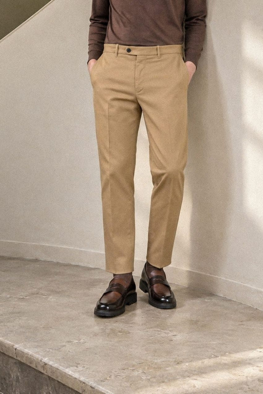 Paris men’s chino pants in stretch tricotine with carrot fit ①

