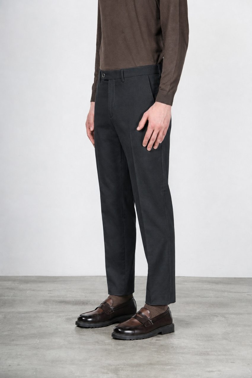 Paris men’s chino pants in stretch tricotine with carrot fit ①