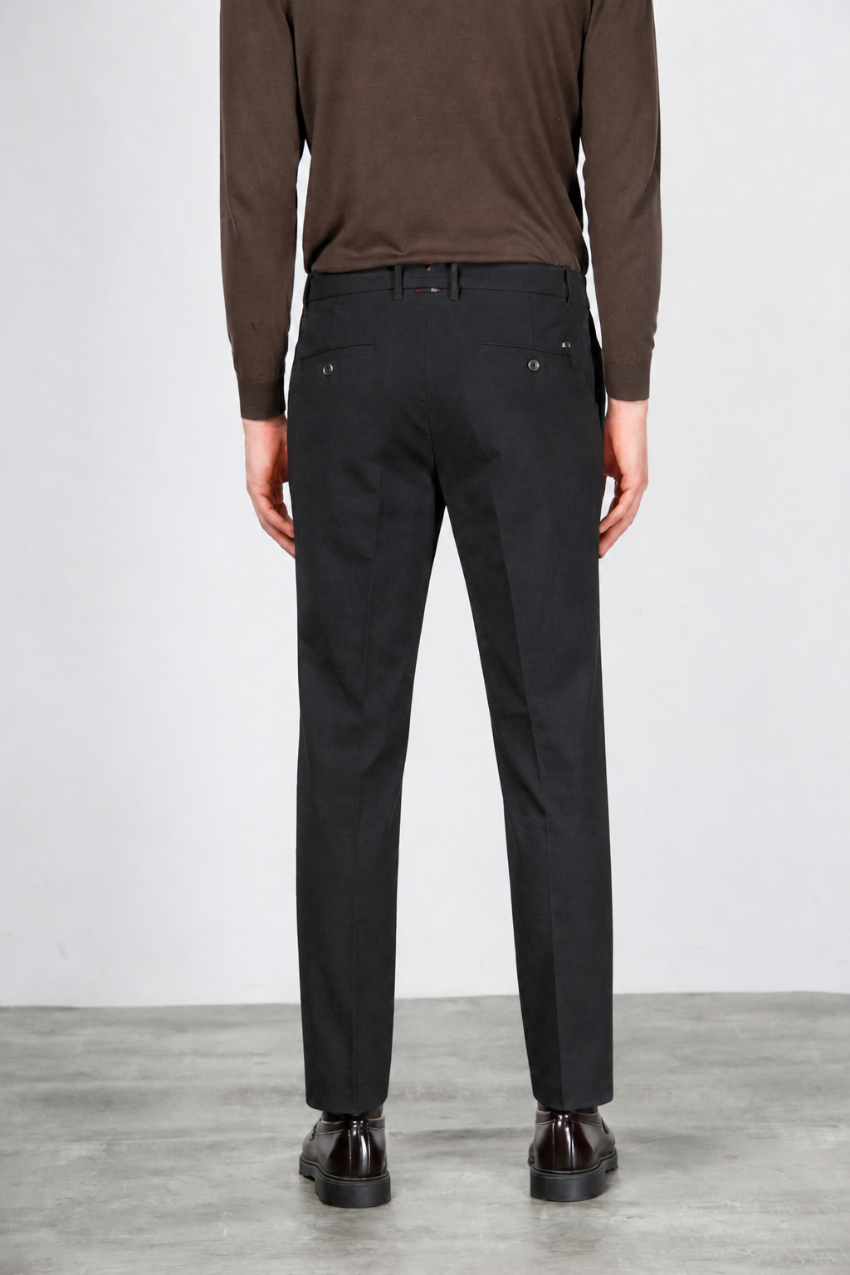 Paris men’s chino pants in stretch tricotine with carrot fit ①