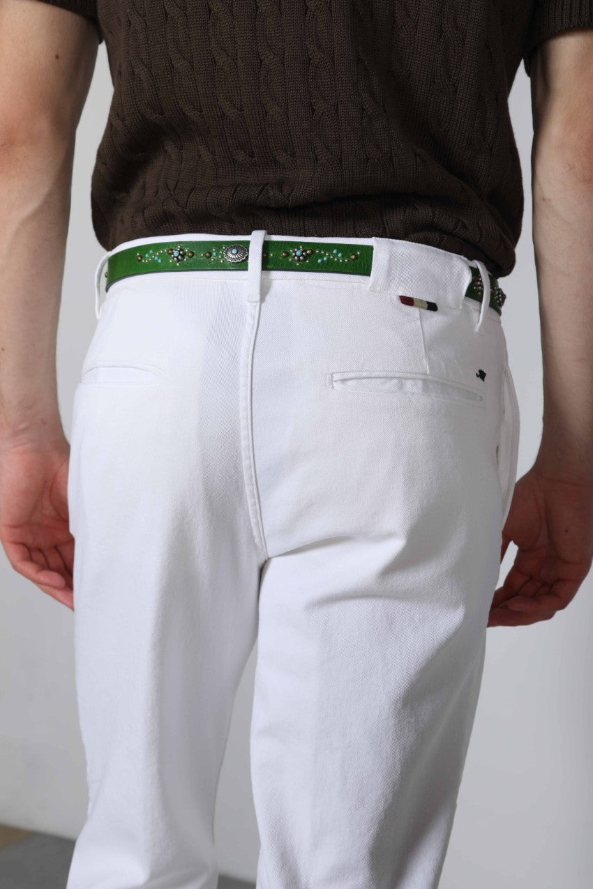 Ceinture en cuir faite à la main avec clous