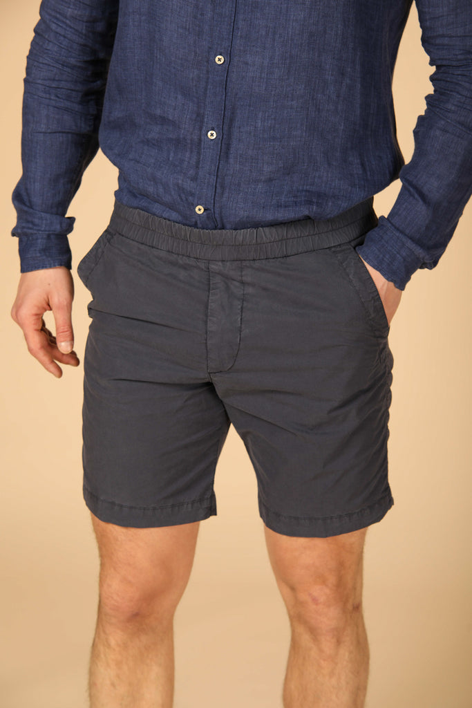 Image 1 de bermudas chino homme, modèle Capri Khinos Summer, couleur bleu marine, coupe régulière de Mason's