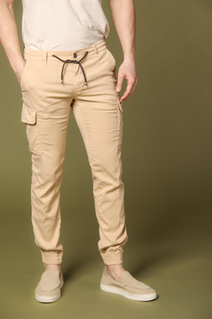 Image 1 de pantalon cargo pour homme modèle Chile Elax en kaki foncé, coupe extra slim de Mason's