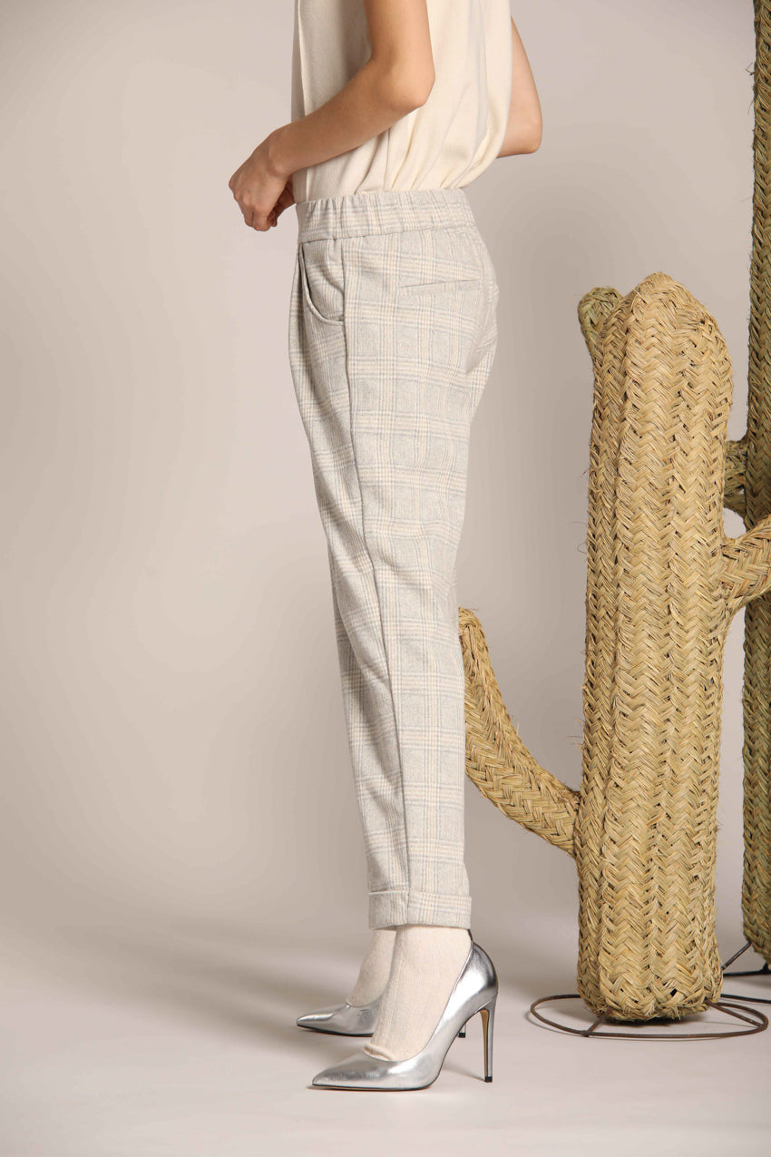 immagine 3 di pantalone chino donna, modello Easy Jogger, di colore grigio, pattern galles, fit relaxed di mason's