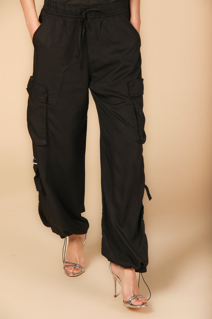 Image 1 de pantalons de jogging cargo pour femme, modèle Francis, en noir avec une fit relaxed de Mason's