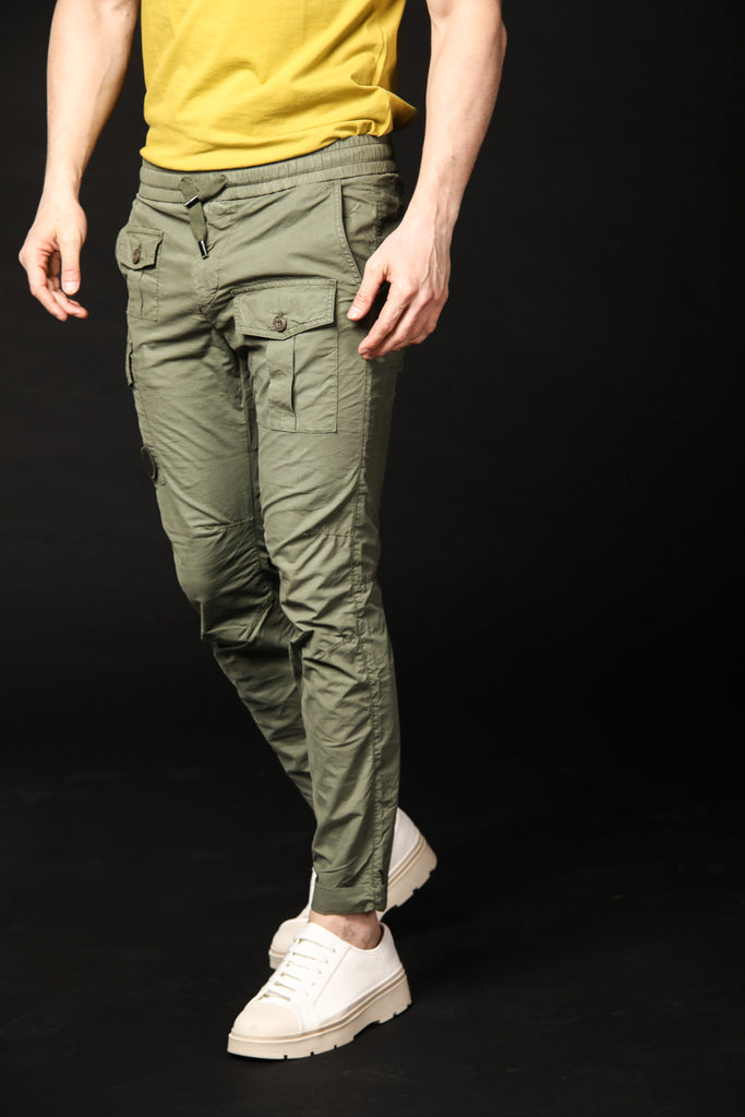 Image 1 de pantalon cargo pour homme modèle George en vert, coupe carotte de Mason's
