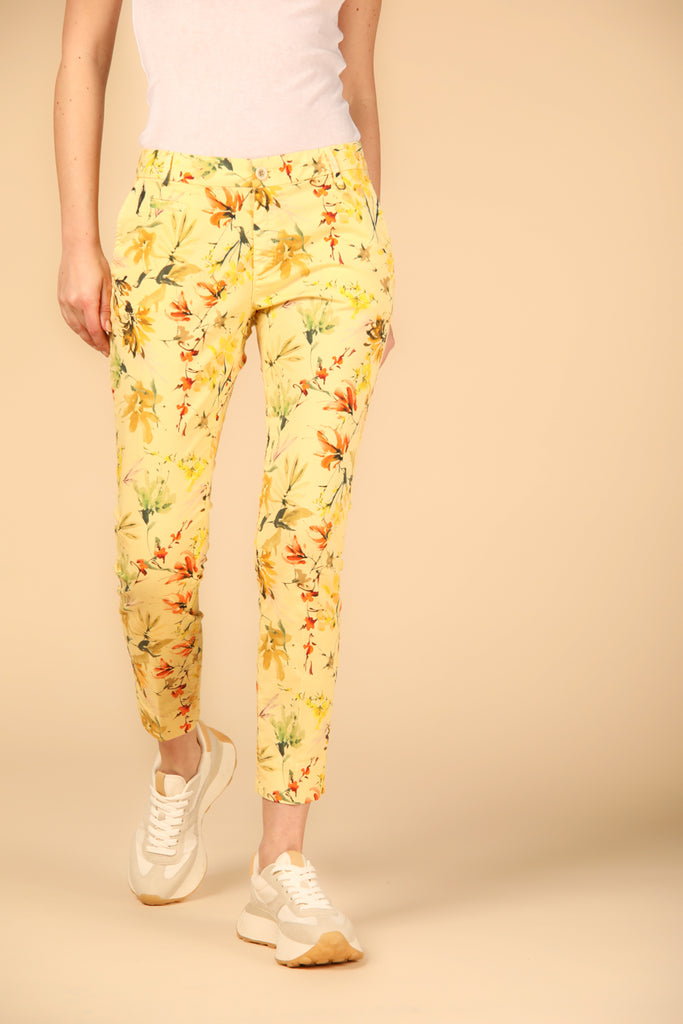 Image 1 de pantalon chino capri pour femme, modèle Jaqueline Curvie, motif floral, couleur jaunepale, fit curvy, de Mason's