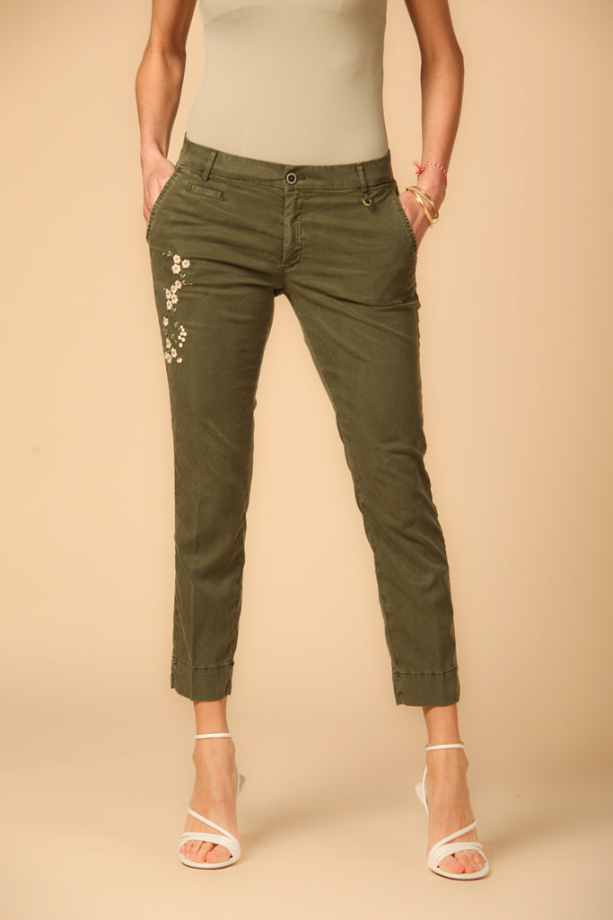 Image 1 de pantalon chino capri femme modèle Jacqueline Curvie, couleur verte, coupe curvy de Mason's