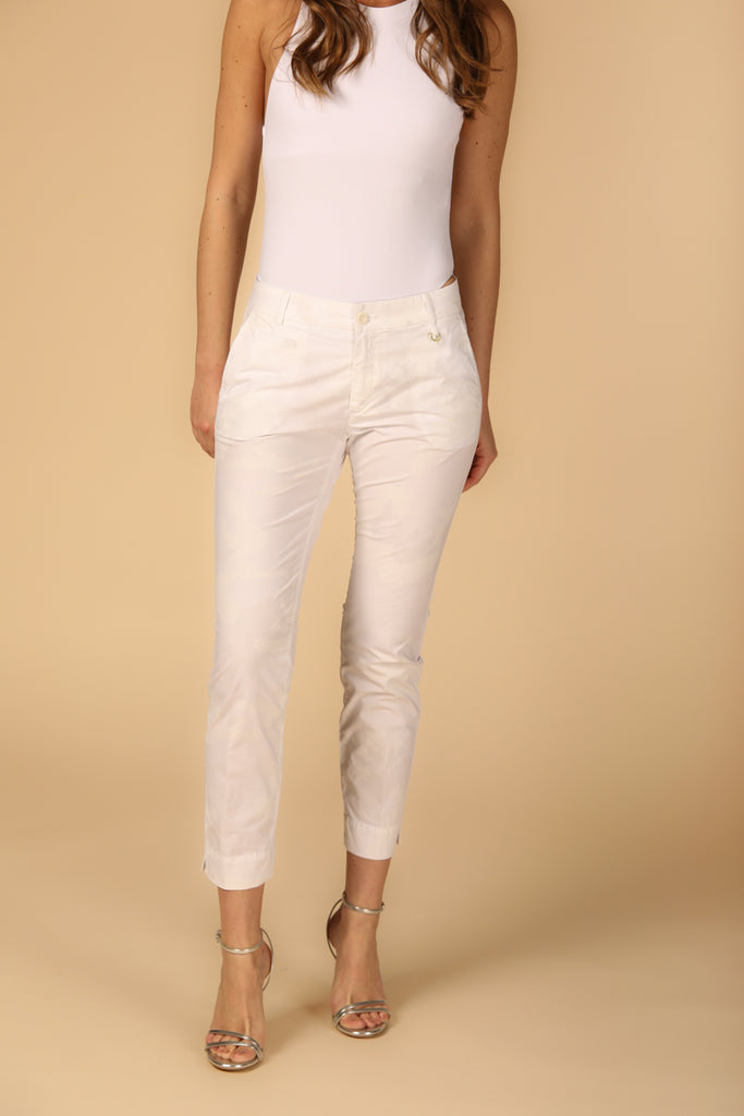Image 1 de pantalon chino capri femme modèle Jacqueline Curvie, camouflage couleur blanc, coupe curvy de Mason's