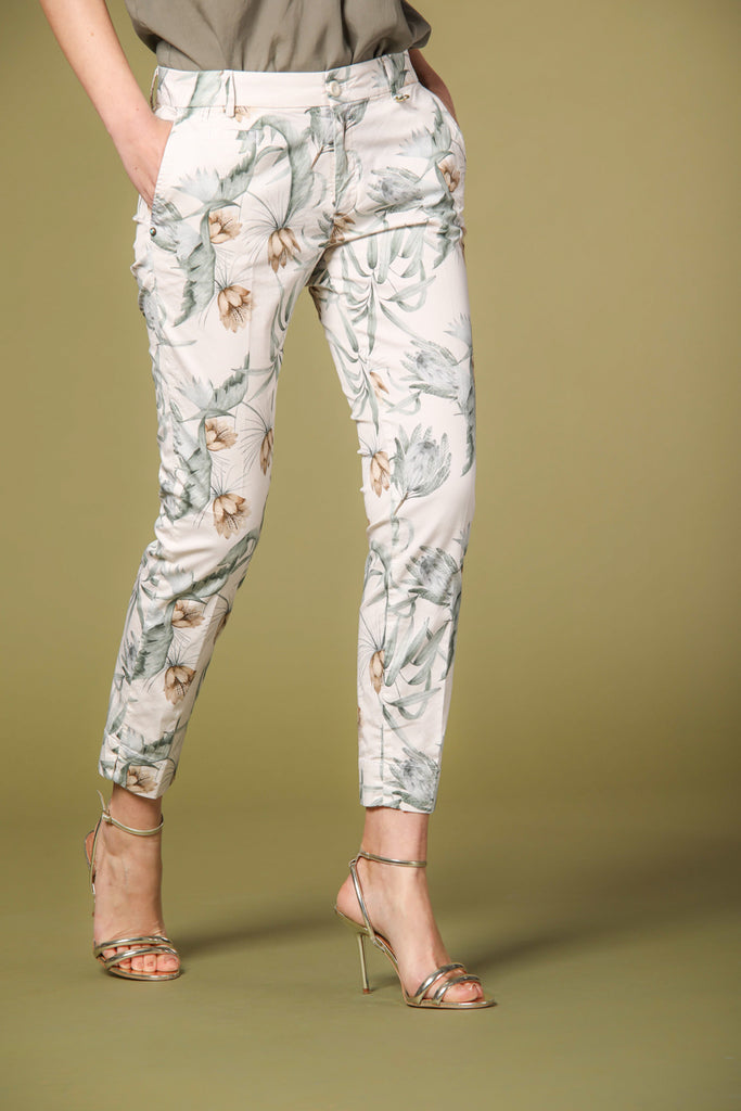 Image 1 de pantalon chino capri femme modèle Jacqueline Curvie, imprimé floral couleur blanc, coupe curvy de Mason's