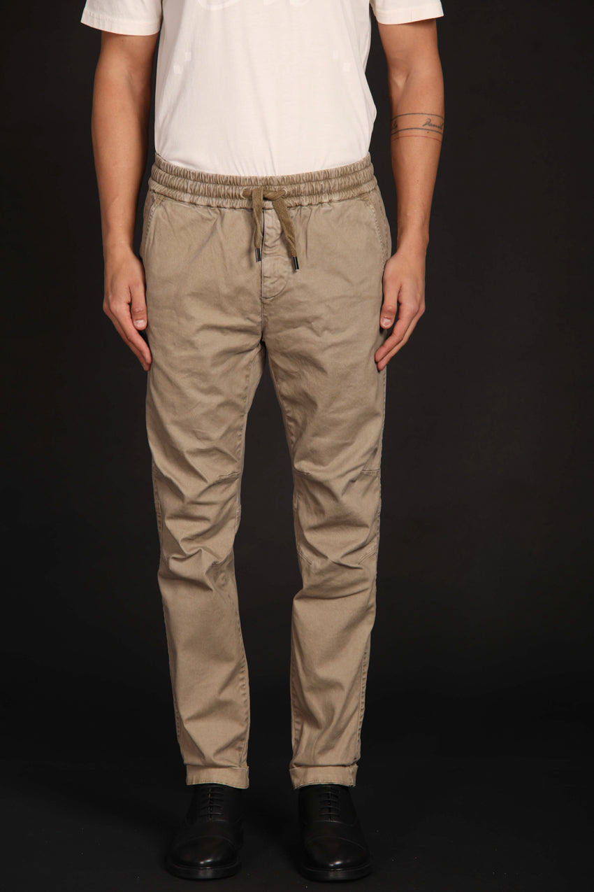 immagine 1 di pantalone chino uomo modello John Sack di colore kaki, fit carrot di Mason's