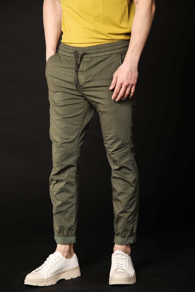 Image 1 de pantalon chino homme modèle John de couleur verte, coupe carrot de Mason's