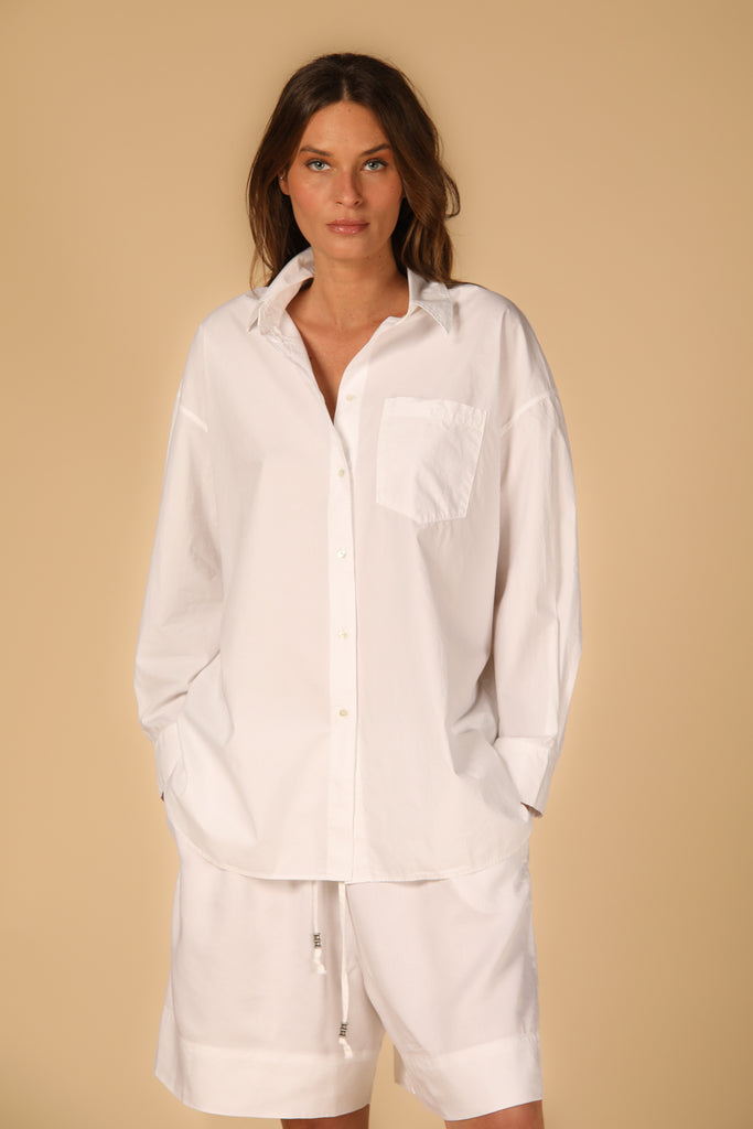 Image 1 de chemise femme modèle Lauren en blanc, coupe oversize de Mason'