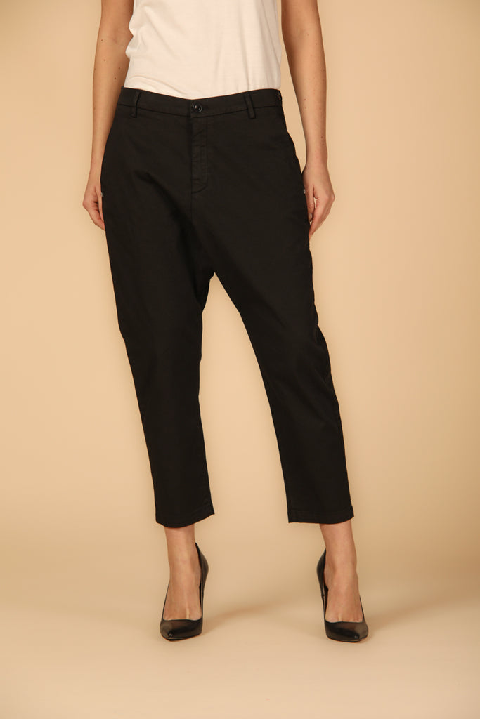 Image 1  de Pantalon chino pour femme modèle Malibu en noir, realxed fit