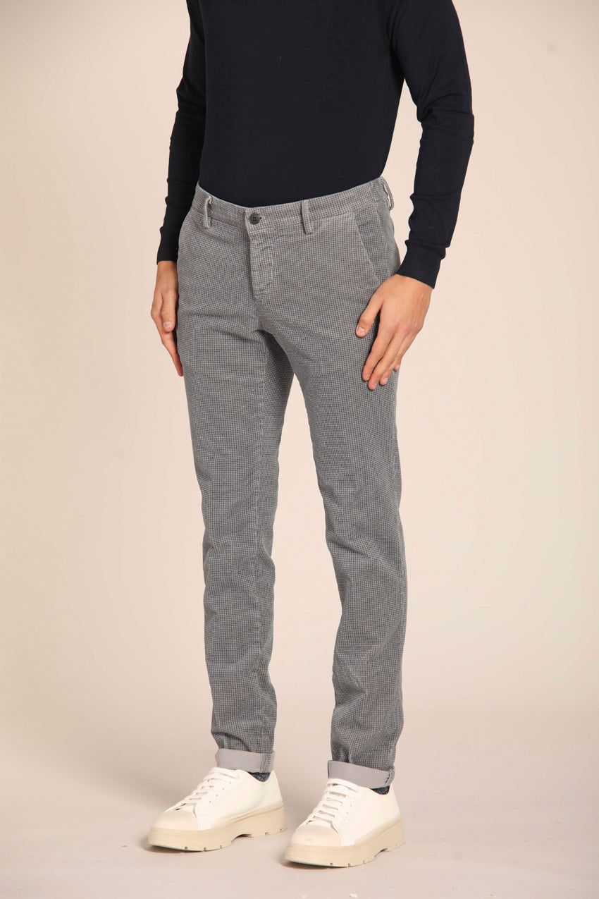 immagine 3 di pantalone chino uomo, con fantasia pied de poul, modello Milano City String, di colore grigio con fit extra slim di Mason's