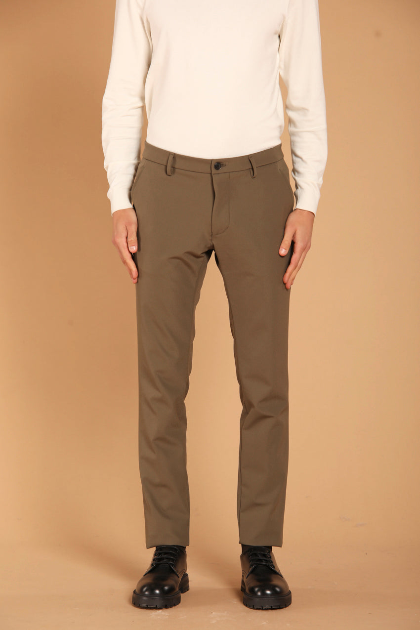 immagine 1 di pantalone chino uomo modello Milano Jog di colore beige extra slim fit di Mason's