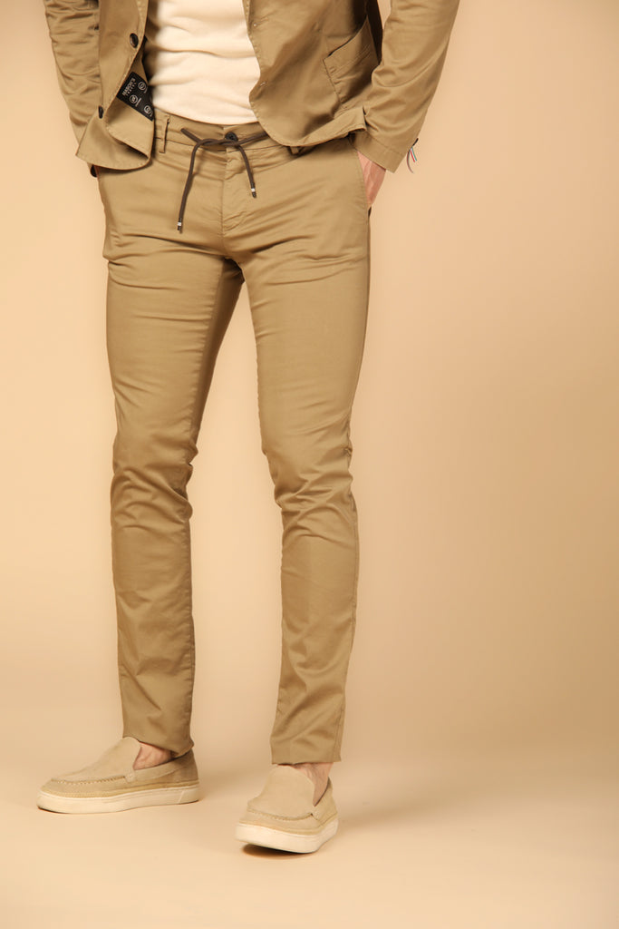 Image 1 du pantalon chino jogger homme modèle Milano Jogger Travel, couleur kaki, coupe extra slim de Mason's