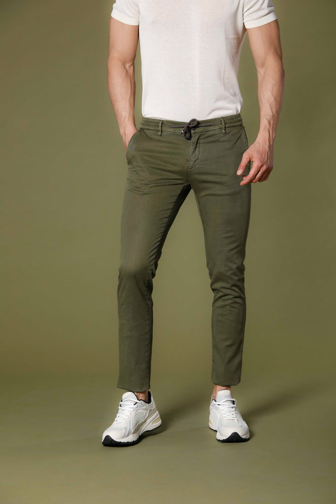 Image 1 du pantalon chino jogger pour homme, modèle Milano Jogger en vert, coupe extra slim de Mason's