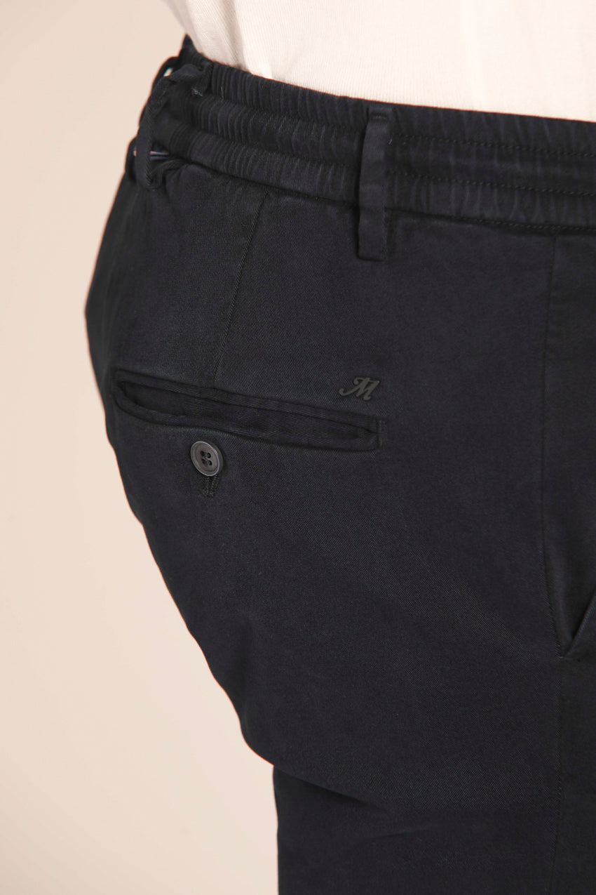 immagine 4 di pantalone chino uomo, modello Milano Jogger, di colore blu navy, fit extra slim di mason's