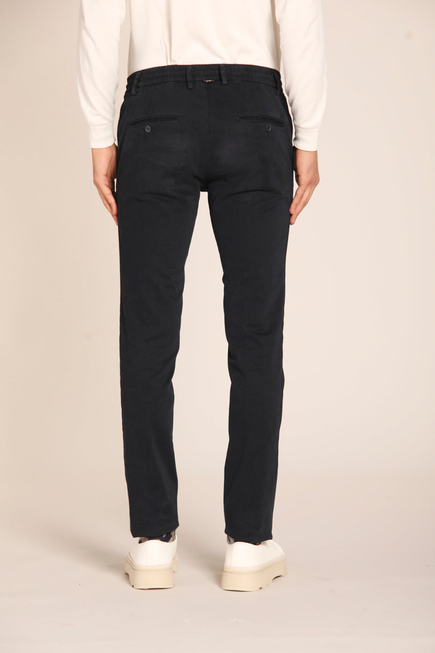 immagine 5 di pantalone chino uomo, modello Milano Jogger, di colore blu navy, fit extra slim di mason's