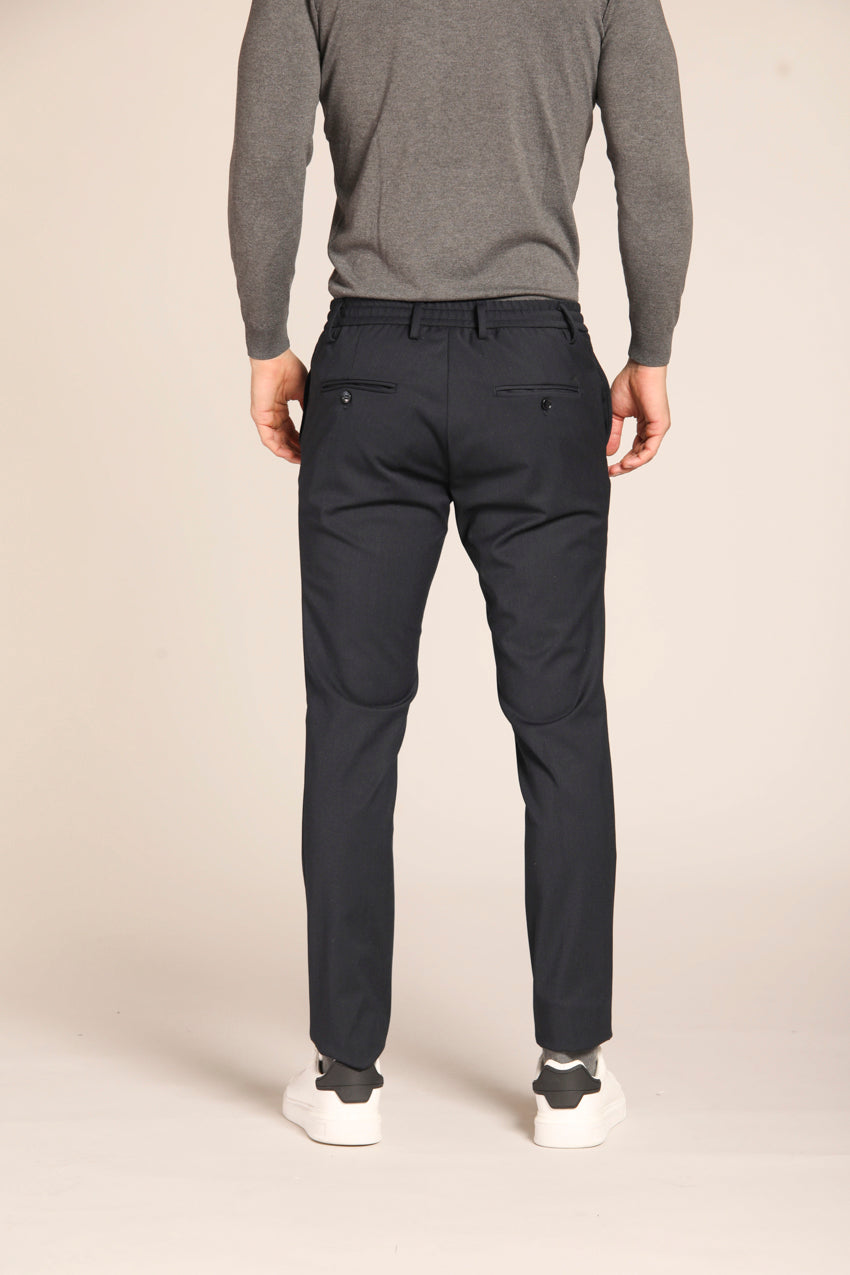 immagine 5 di pantalone chino uomo, modello Milano Jogger di colore blu scuro, fit extra slim di mason's