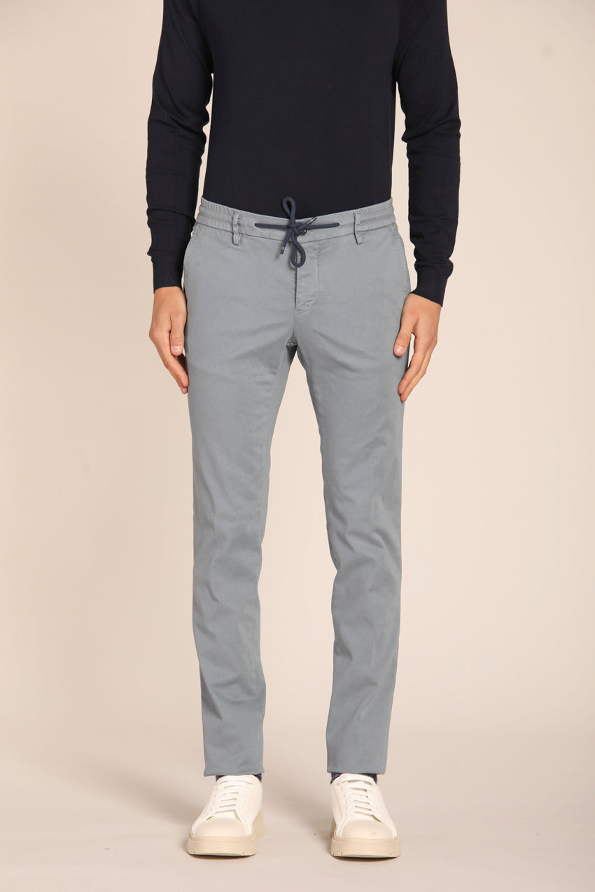 immagine 1 di pantalone chino jogger uomo modello Milano in gabardina, celeste fit extra slim di Mason's 