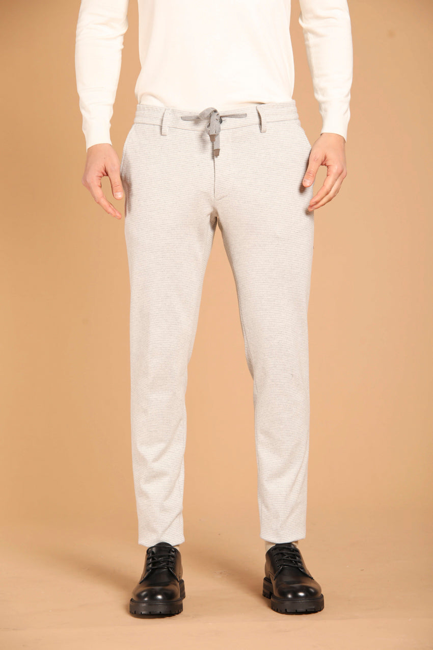 immagine 1 di pantalone chino uomo modello Milano Jogger, colore grigio medio, fit extra slim di mason's